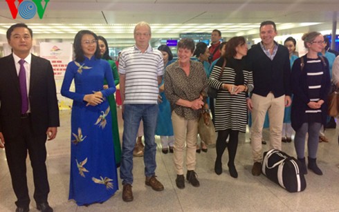 Vietnam receives first foreign visitors in the new year - ảnh 2